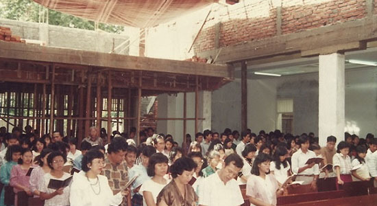 suasana-kebaktian-di-ruang-tanpa-atap
